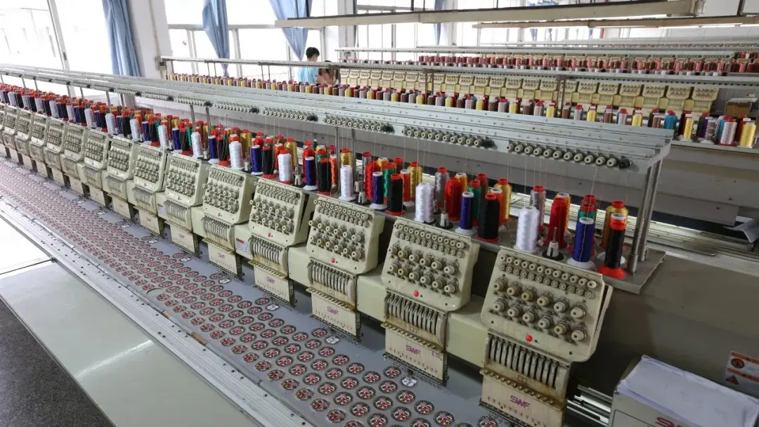 US team reviewing tech pack with China factory production line